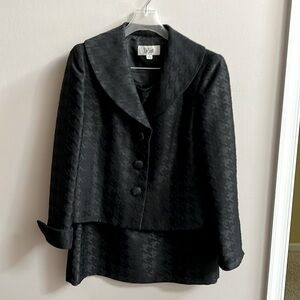 LeSuit Ladies Skirt Suit Black Patterned Size 8 Great Condition Cuff Sleeves 3/4